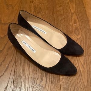 Manalo Blahnik Charcoal Suede metallic heel shoes.